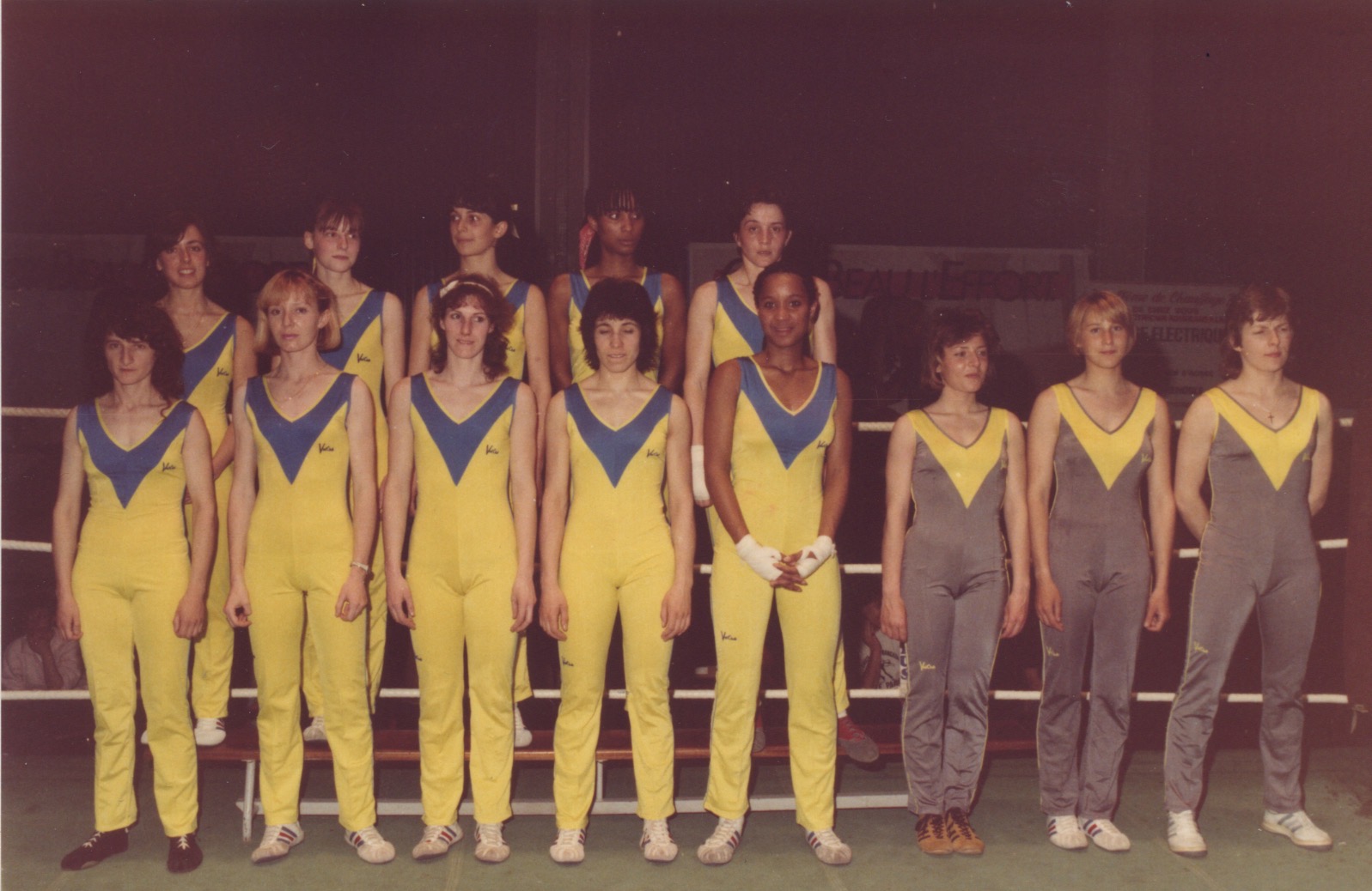 Les championnes de France 1985 en jaune, et quelques vices championnes en gris.